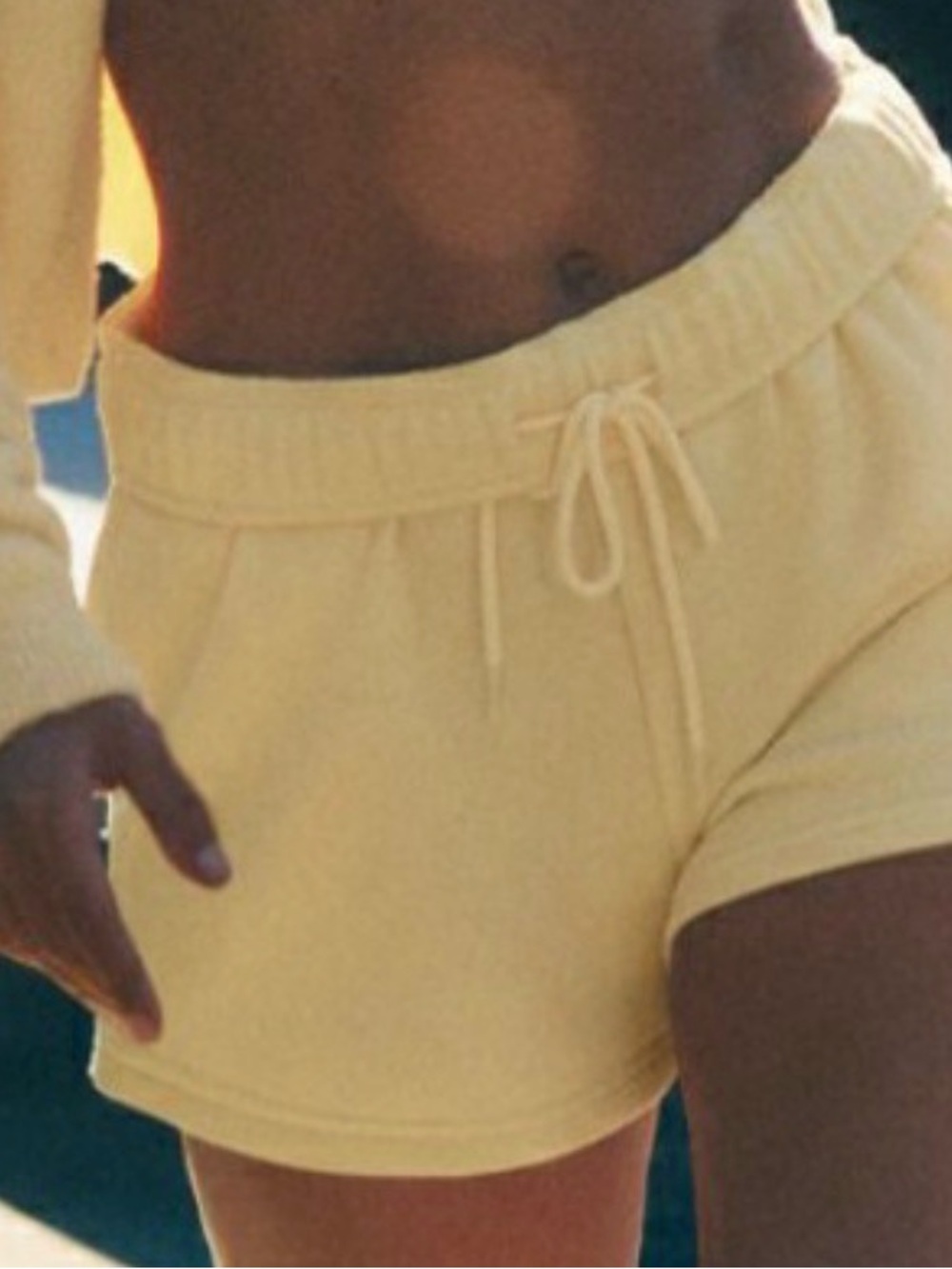 Alo Yoga Accolade Drawstring Womens Shorts - yellow